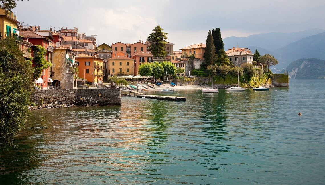 lake cuomo, italian, italy, nature, lake, water, reflections-672526.jpg